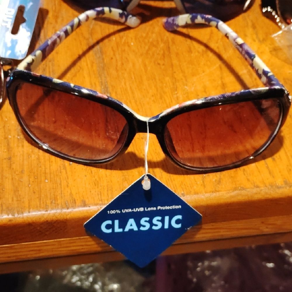 Classic Women's Sunglasses - Purple and Cream